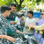 वरिष्ठ भाजपा नेत्री एवं समाजसेविका रश्मि चौधरी ने राहगीरों तथा आमजन को फल व शीतल पेय वितरित कर दी गर्मी से राहत