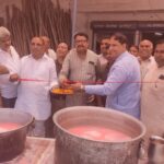 पूर्व राज्यमंत्री डॉ०गौरव चौधरी व डॉ०दिनेश त्रिपाठी ने फीता काट किया उद्घभीषण गर्मी में राहगीरों को बांटा मीठा शरबत,चौ०सुभाष नम्बरदार द्वारा लगाए शिविर