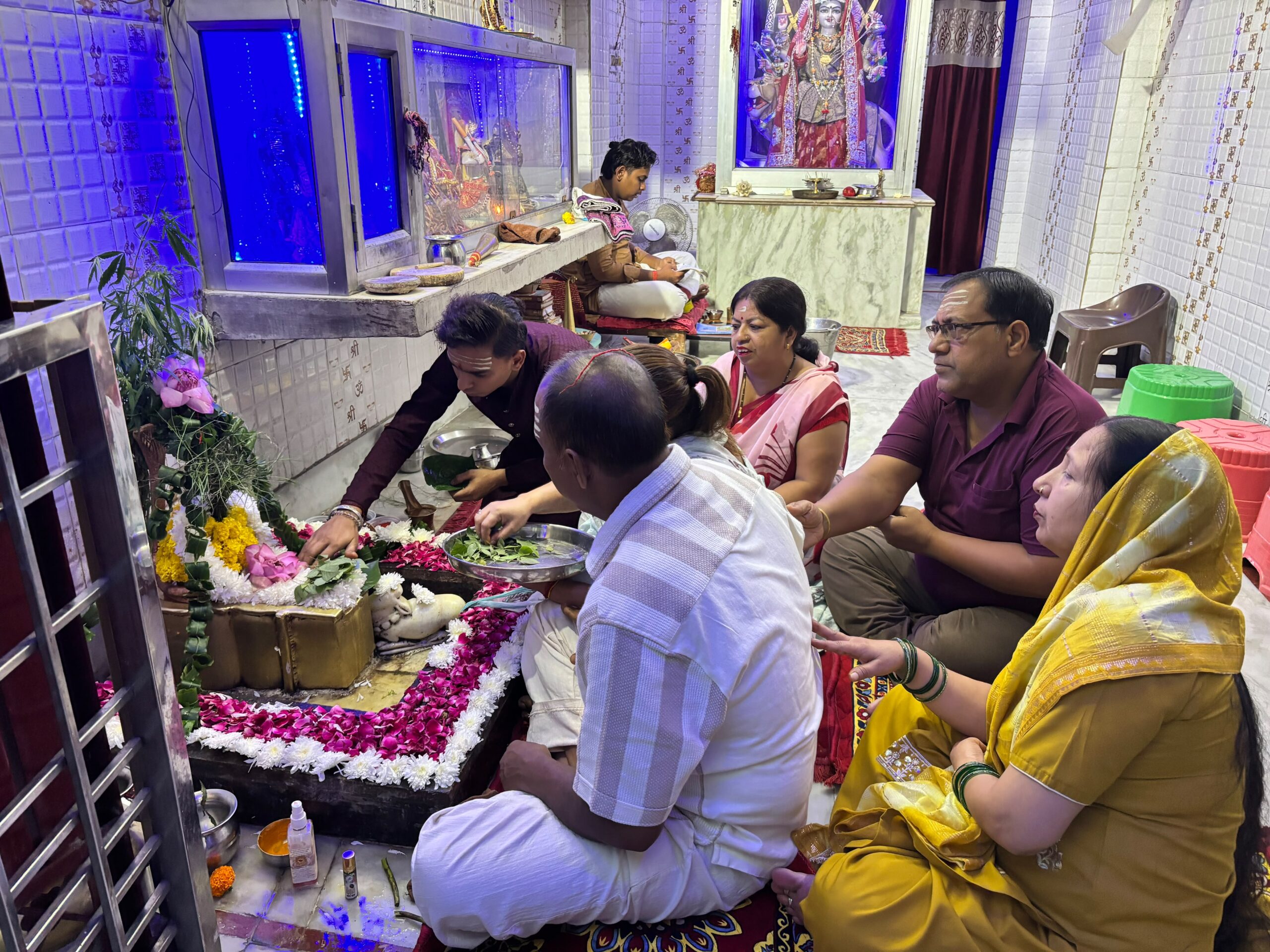 मनकामेश्वरी दुर्गा मंदिर में सावन के अंतिम सोमवार पर विशेष पूजा-अर्चना, भव्य आरती व प्रसाद वितरण