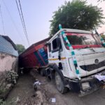 कोतवाली भगवानपुर के ग्राम लाम ग्रंट में बड़ा हादसा:- बेकाबू डम्पर घुसा गरीब के घर में